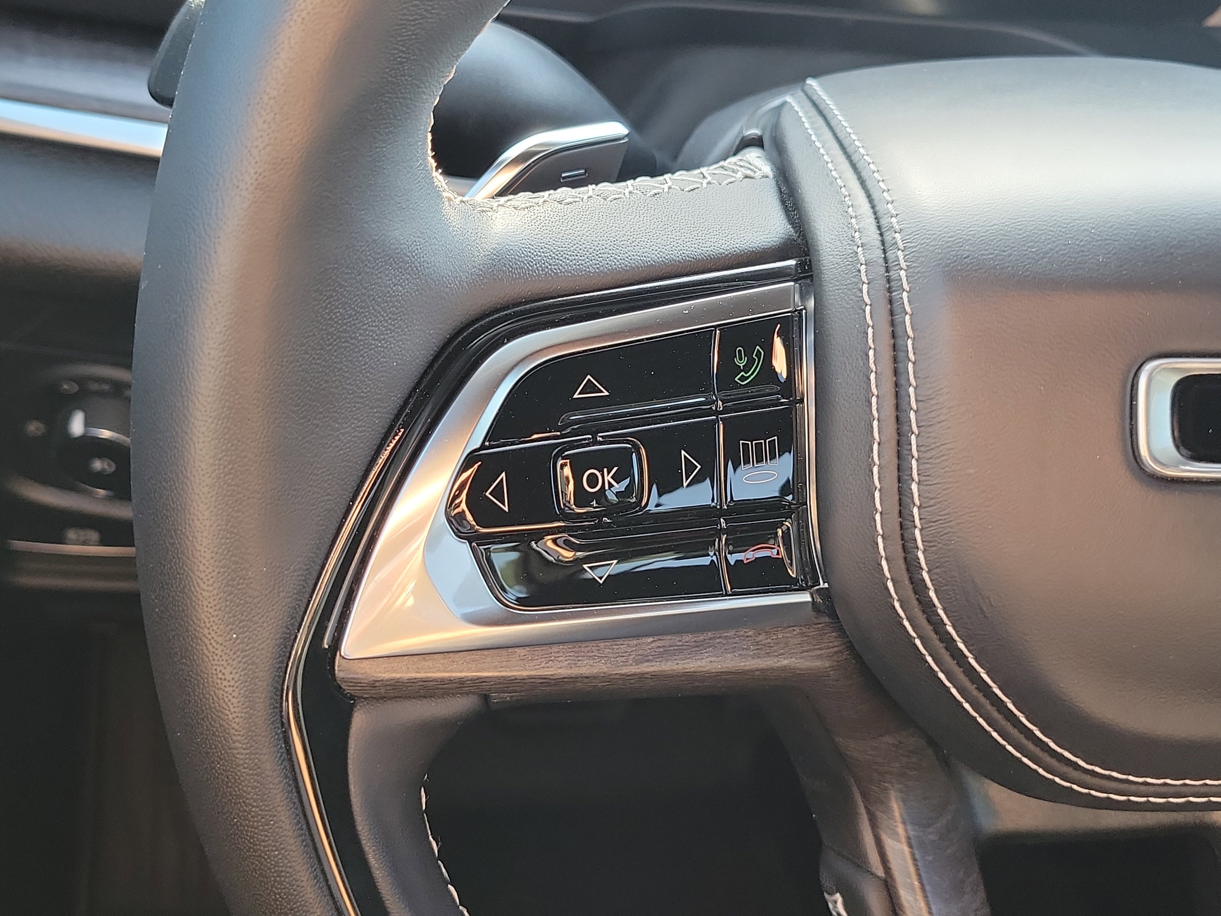 Used 2023 Jeep Grand Cherokee Overland w/ Adv Protech Group III image 30