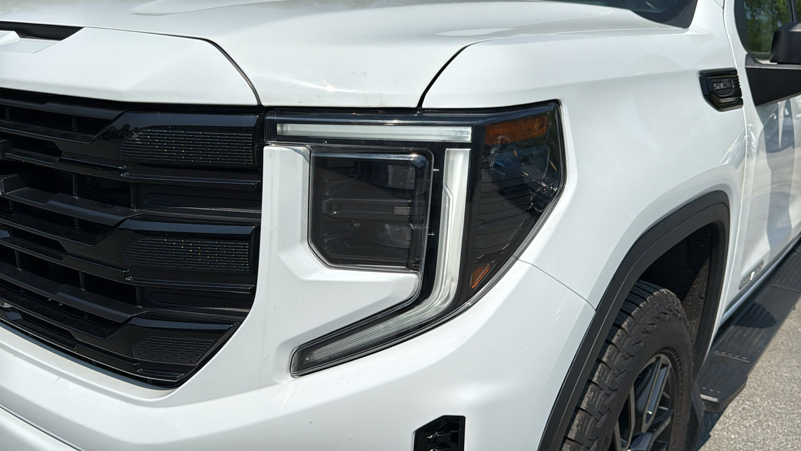 Used 2022 GMC Sierra 1500 Elevation w/ LPO, Elevation Black Package AWD/4WD image 9