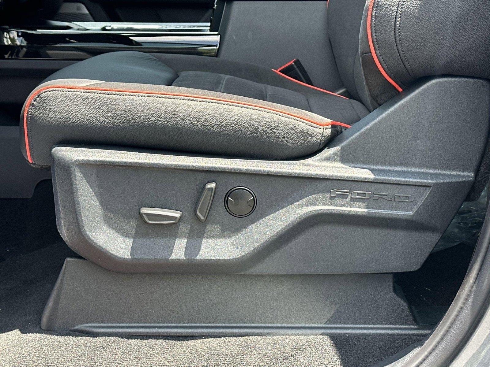 New 2025 Ford F250 Lariat w/ Lariat Ultimate Package image 13