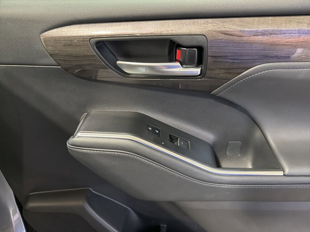 Used 2024 Toyota Highlander Platinum image 24