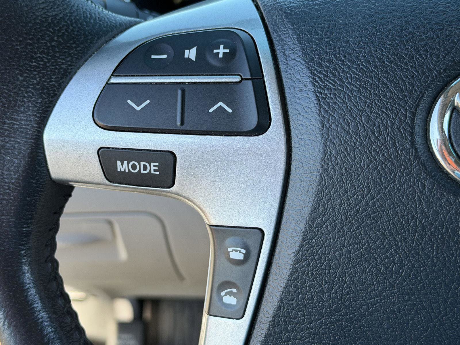 Used 2012 Toyota Highlander Limited w/ Tow Pkg FWD image 16