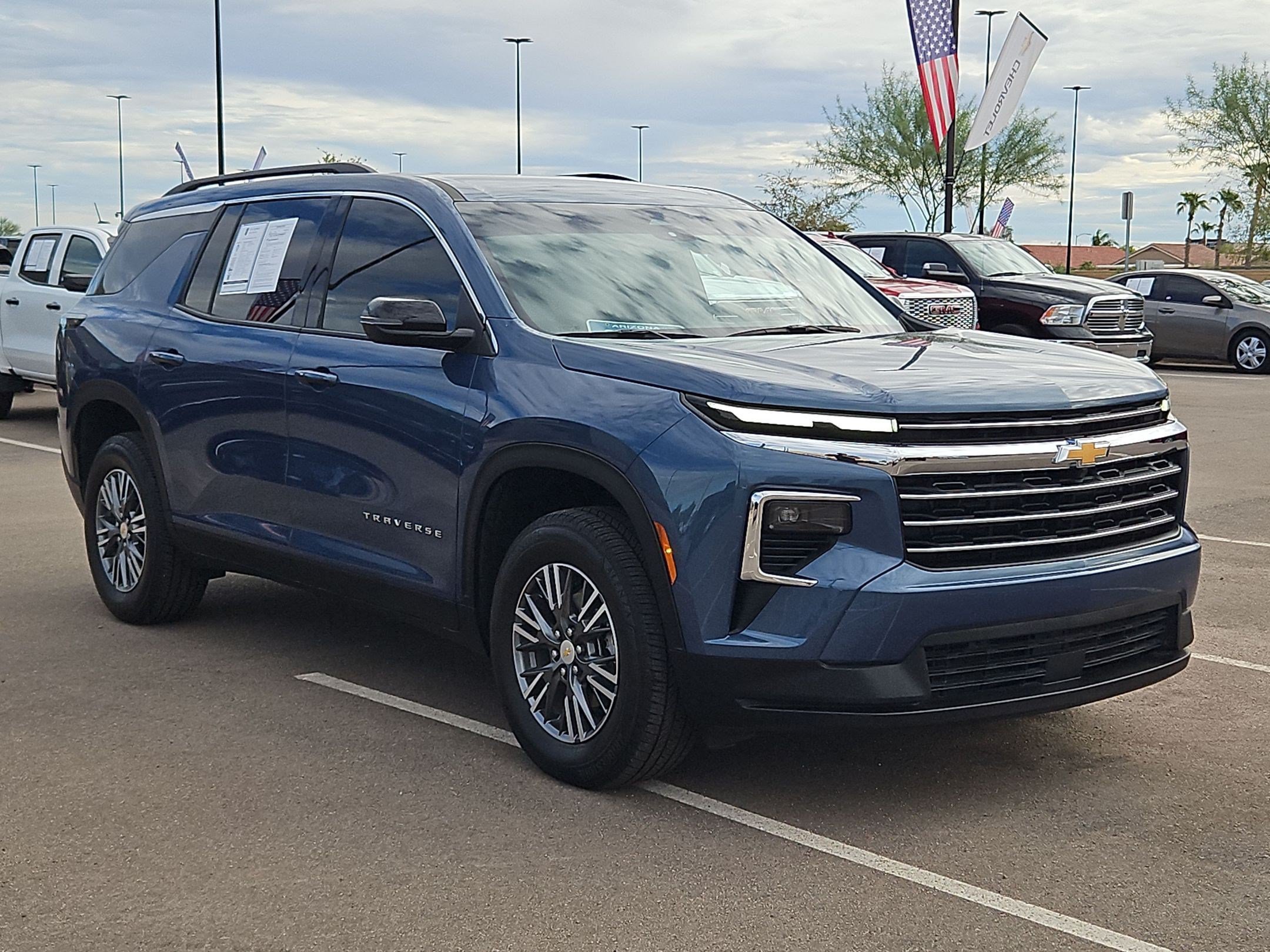 Used 2025 Chevrolet Traverse LT FWD image 7