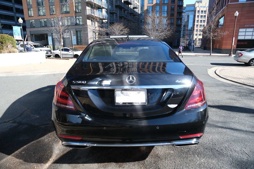 Used 2018 Mercedes-Benz S 560 4MATIC Sedan w/ Premium Package image 9