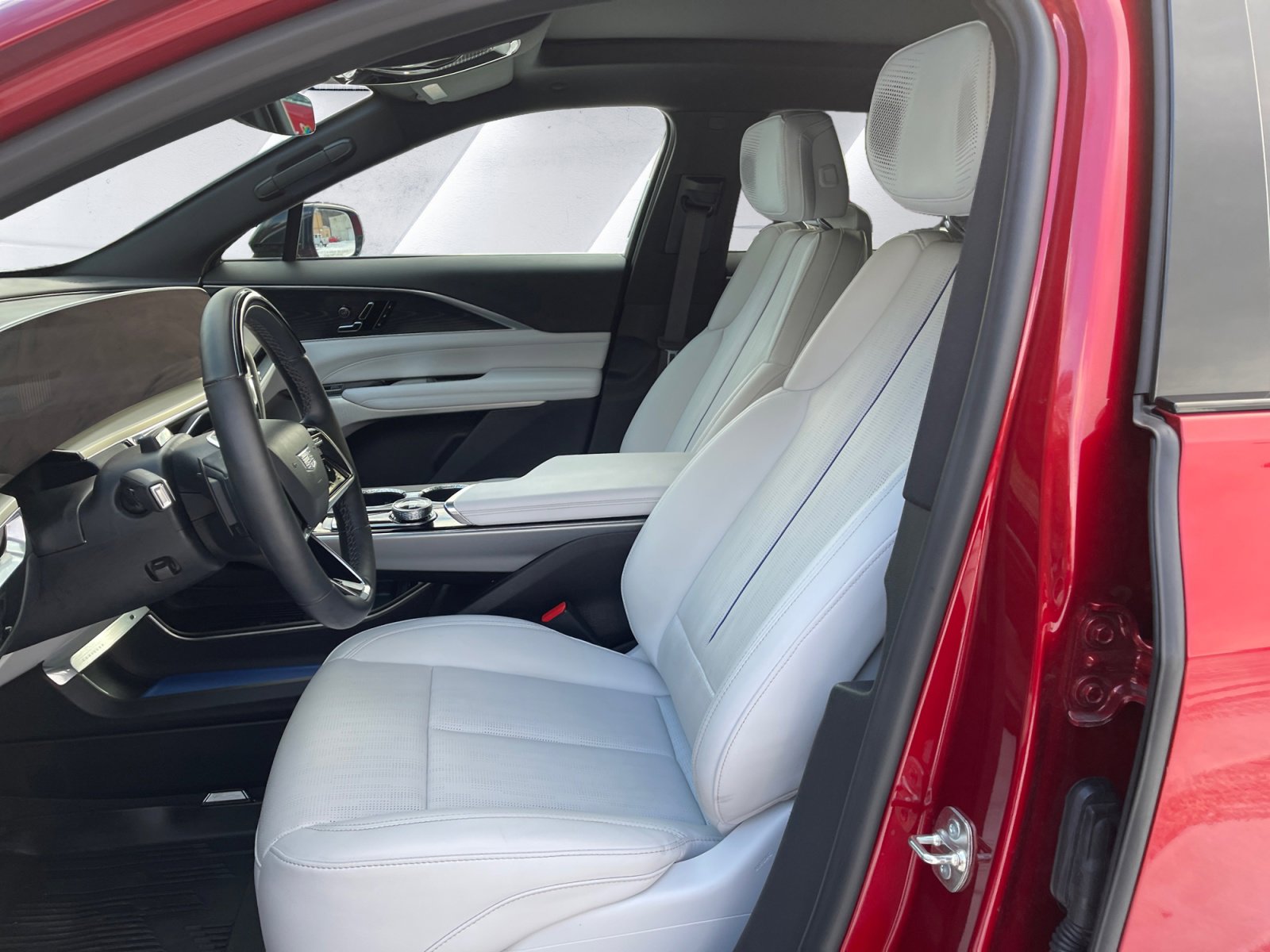 Used 2024 Cadillac Lyriq Luxury image 10