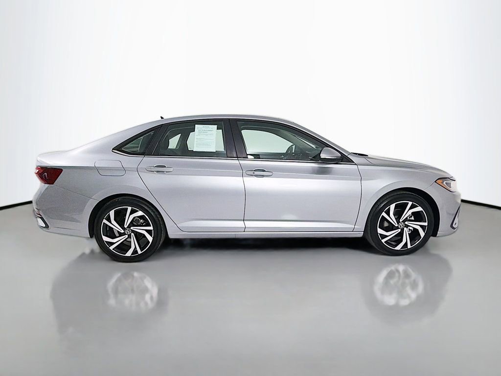 Used 2025 Volkswagen Jetta SEL image 8