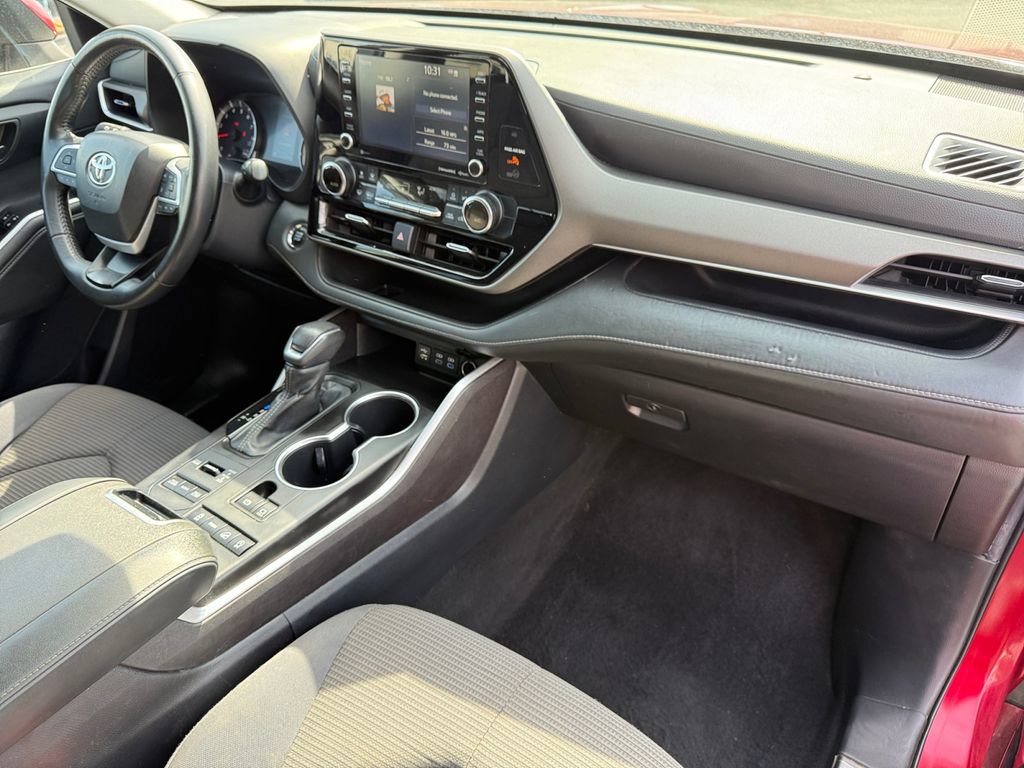 Used 2022 Toyota Highlander LE AWD/4WD image 17