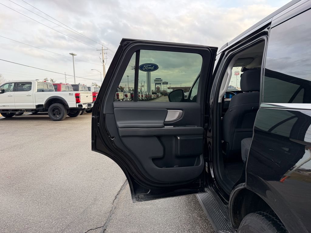 Used 2025 Ford Expedition Active image 16