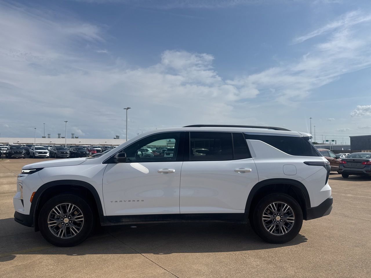 Used 2025 Chevrolet Traverse LT image 12