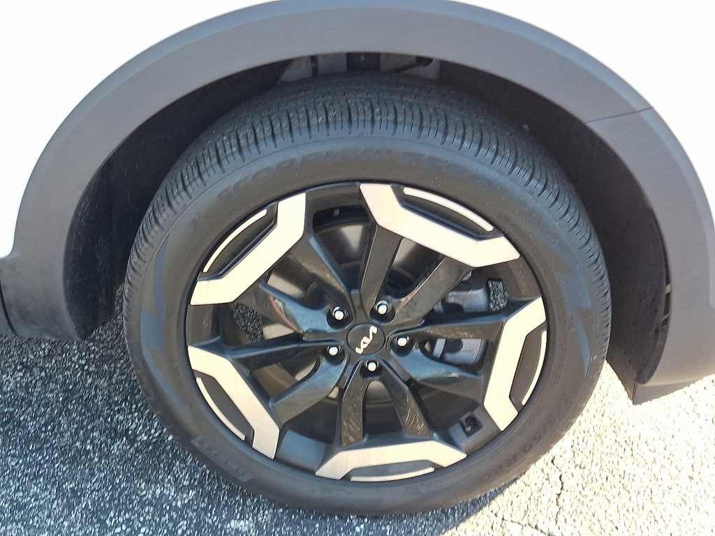 Used 2023 Kia Telluride EX w/ EX Captain's Chair Package image 9