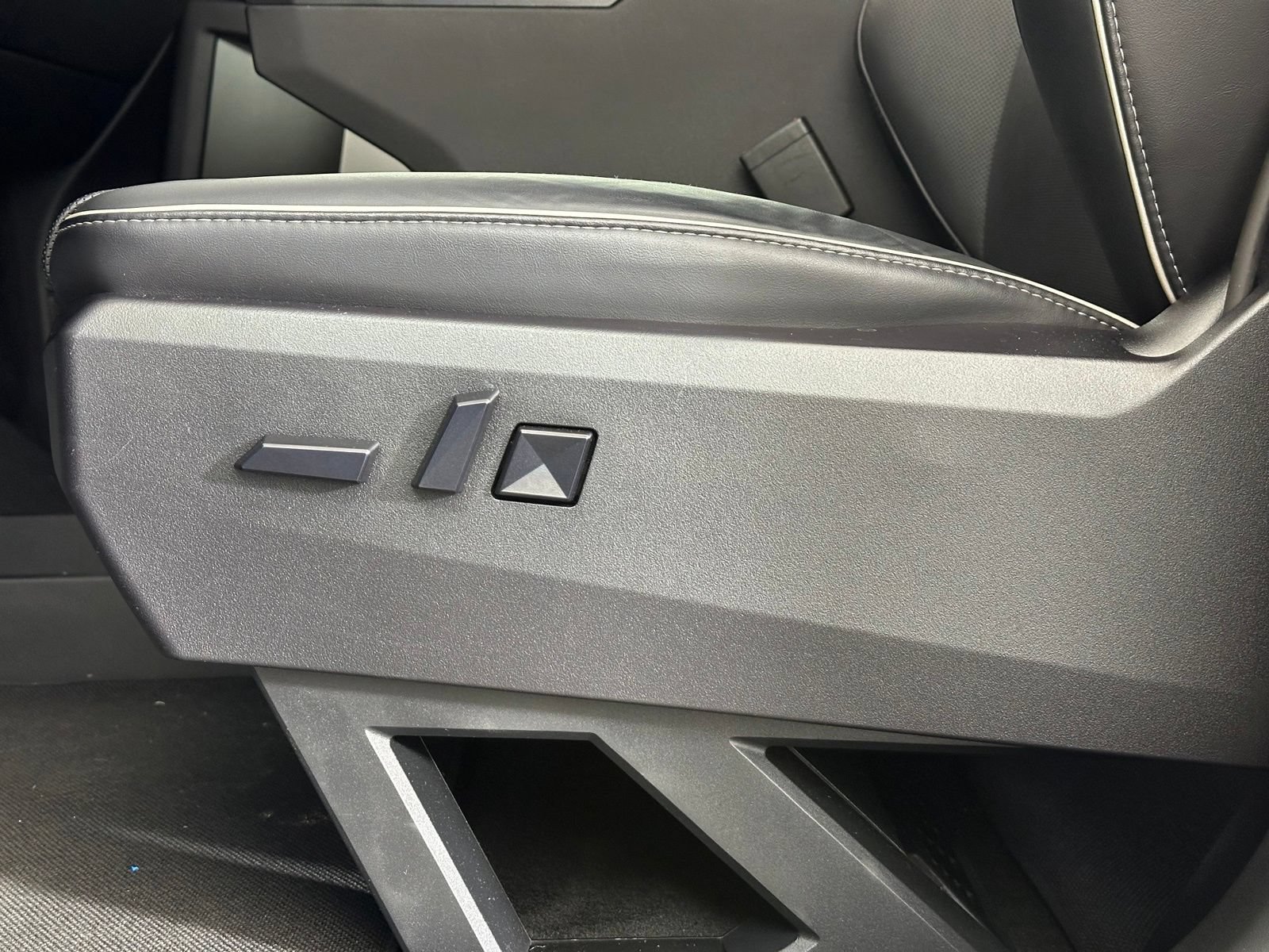 Used 2024 Tesla Cybertruck Cyberbeast AWD/4WD image 11