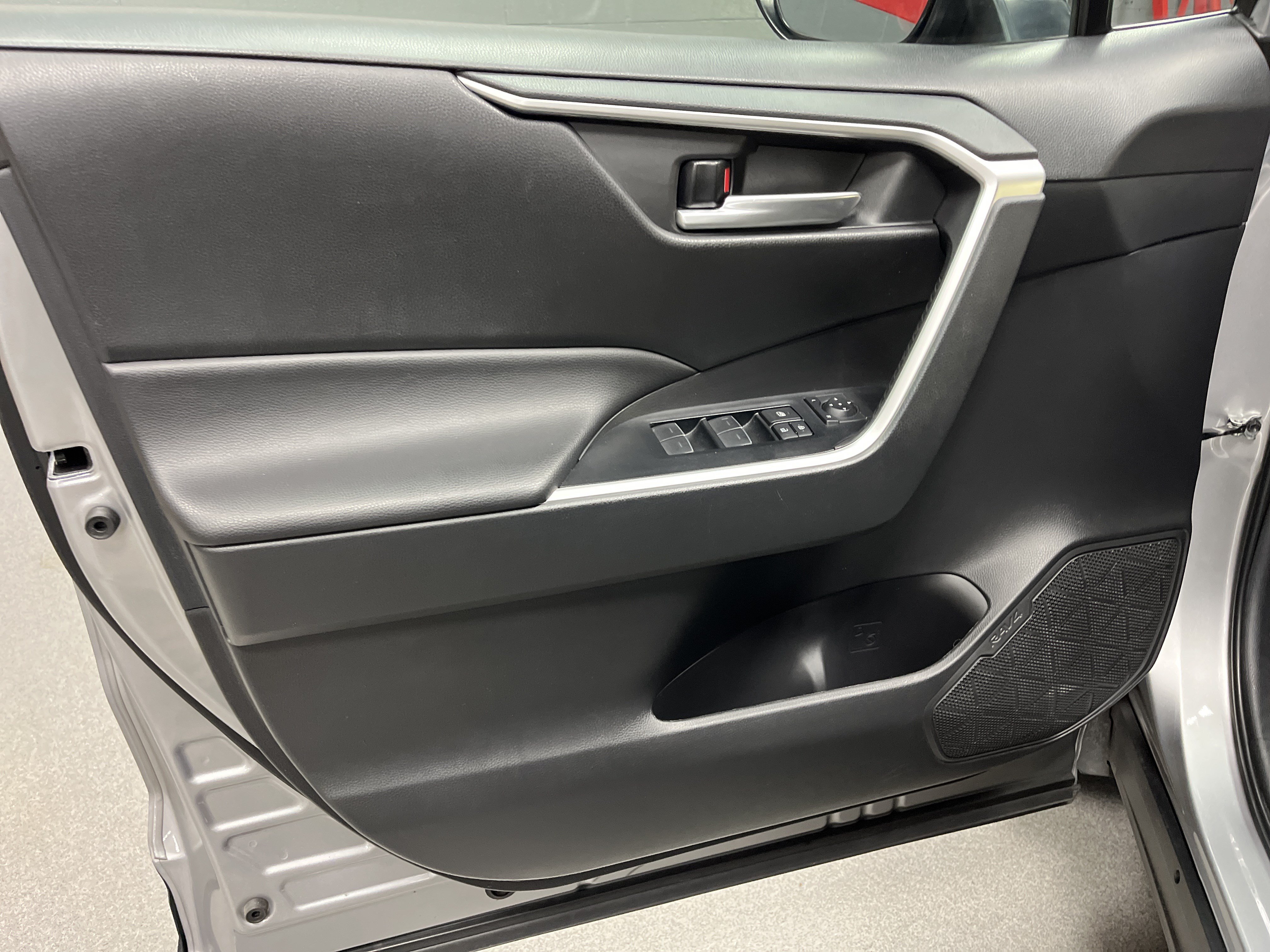 Used 2025 Toyota RAV4 XLE FWD image 14