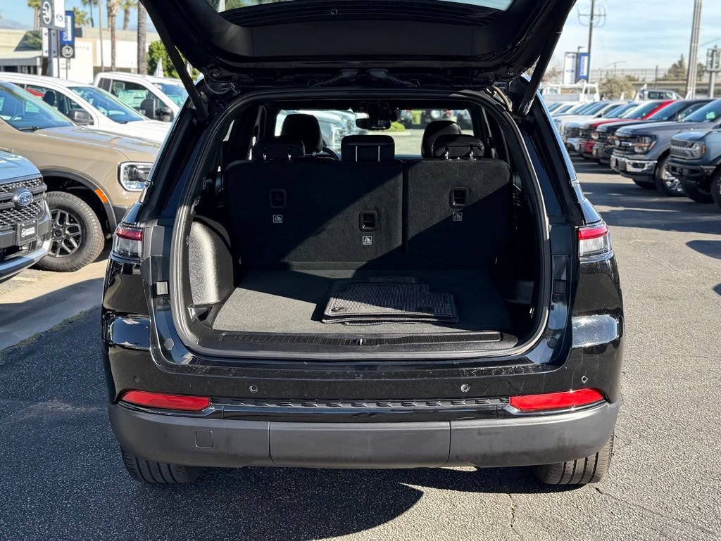 Used 2023 Jeep Grand Cherokee Altitude image 10