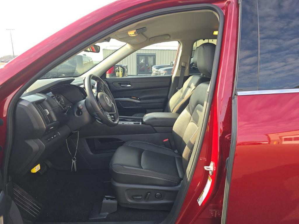 Used 2025 Nissan Pathfinder SL image 13