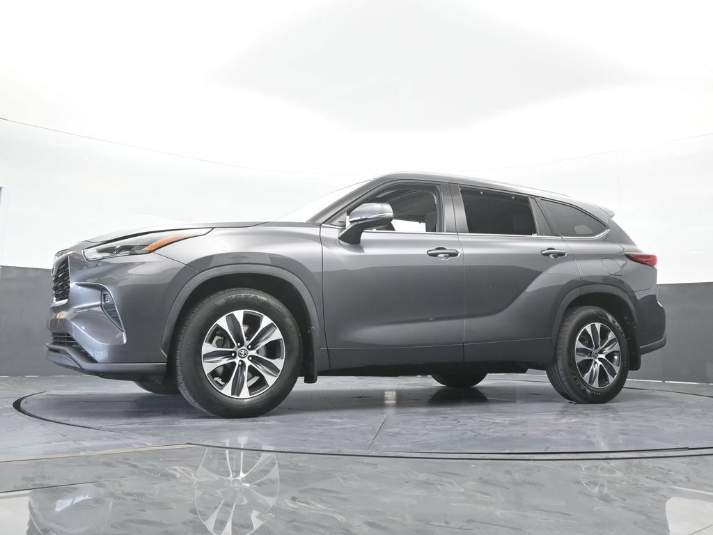 Used 2022 Toyota Highlander XLE AWD/4WD image 56
