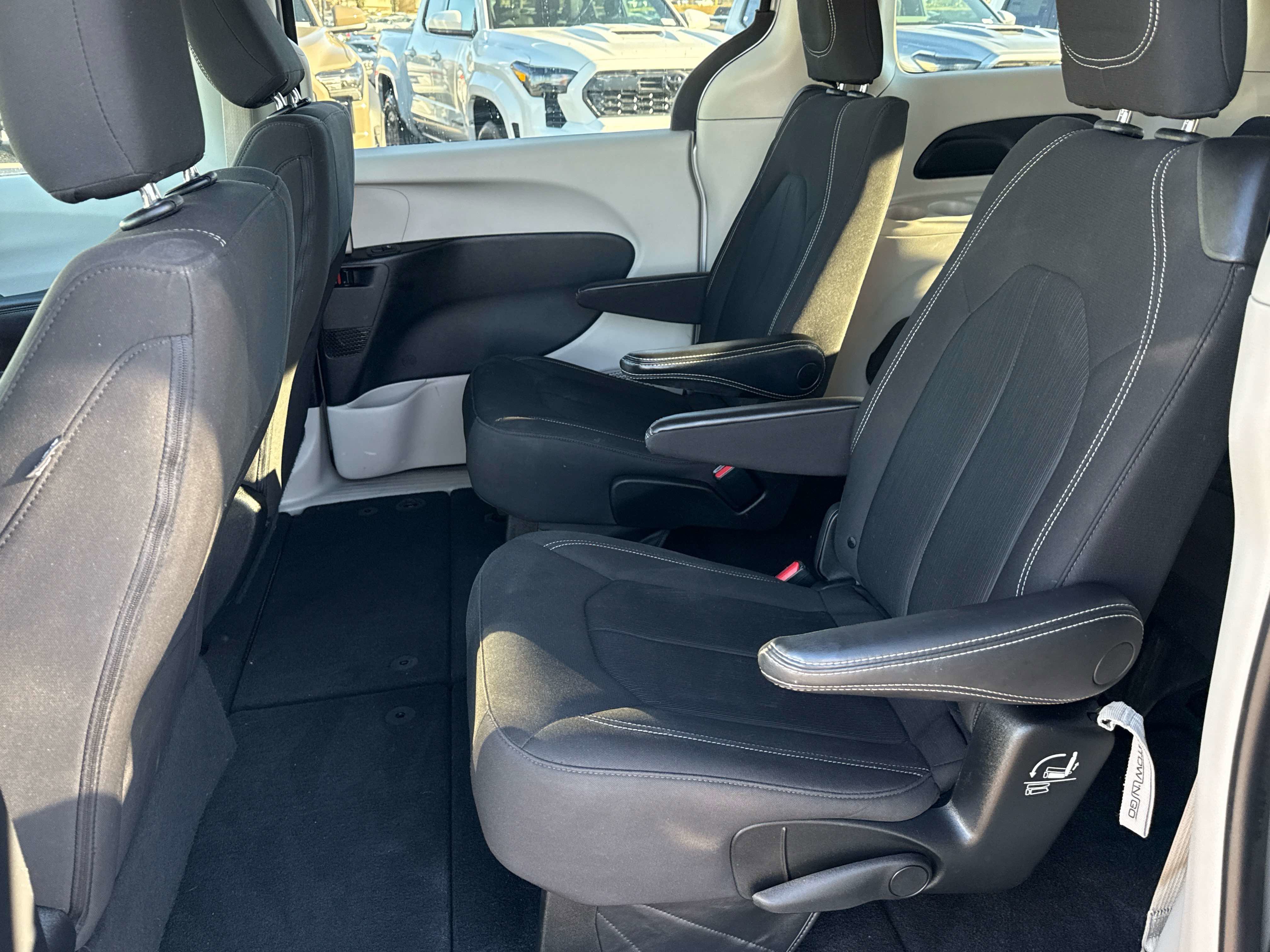 Used 2022 Chrysler Voyager LX image 12