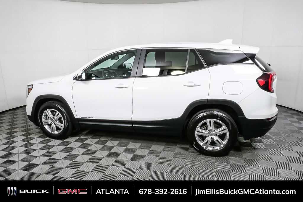 Used 2024 GMC Terrain SLE image 2