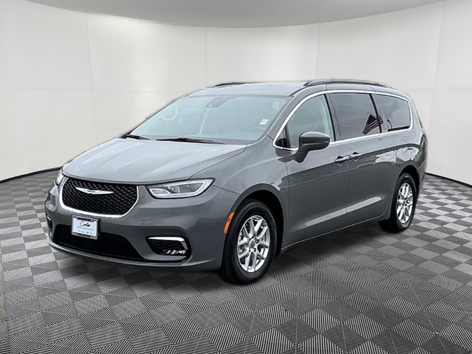 Used 2022 Chrysler Pacifica Touring-L FWD image 3