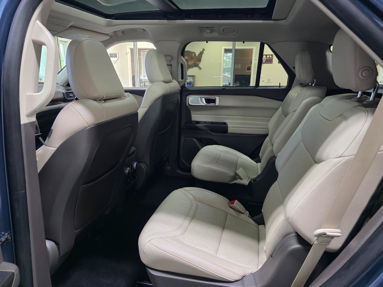 Used 2020 Ford Explorer Platinum w/ Premium Technology Package AWD/4WD image 18