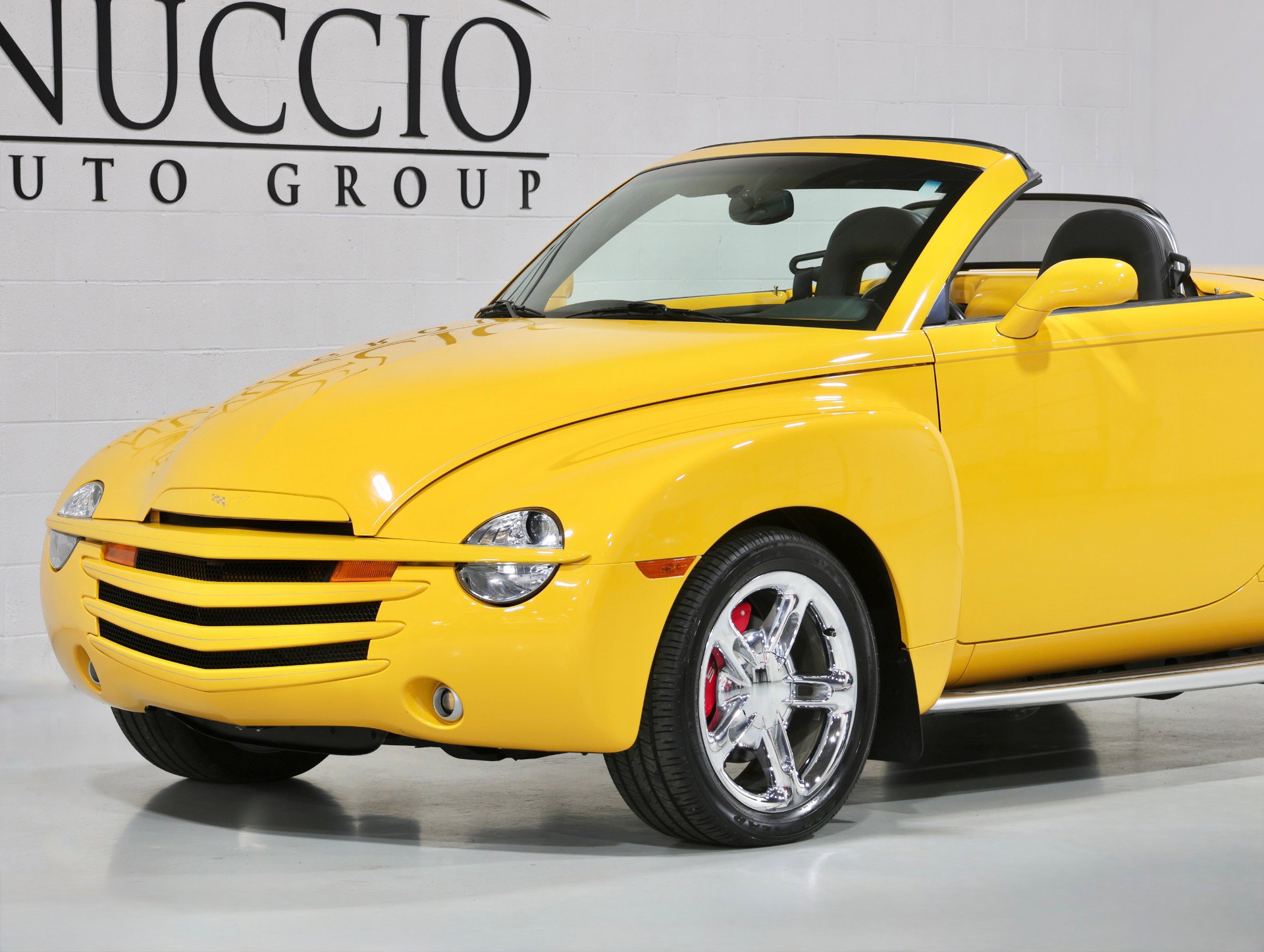 Used 2005 Chevrolet SSR 6 Speed Manual - Only 12K Mile w/ Preferred Equipment Group image 23