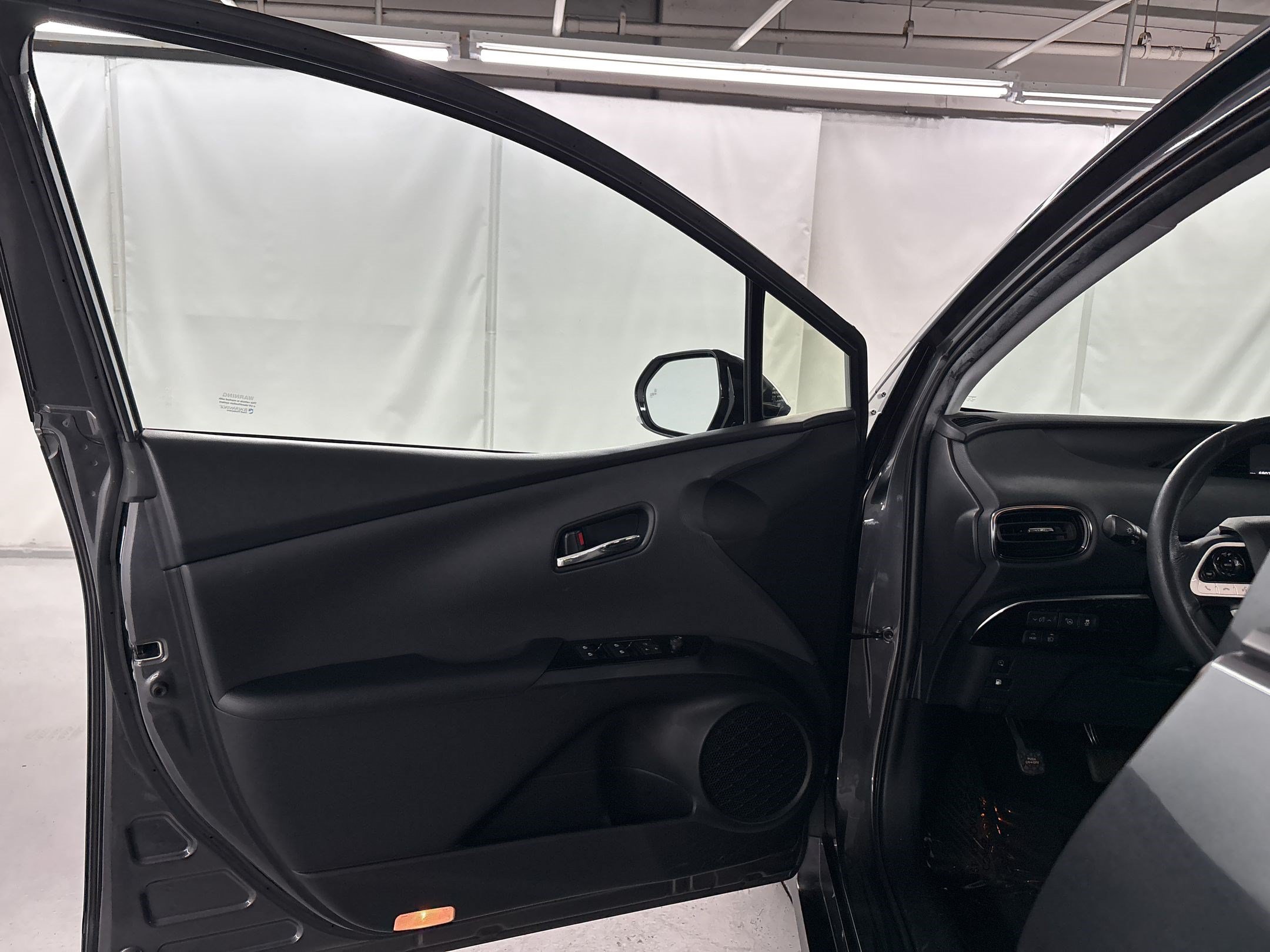 Used 2017 Toyota Prius Prime Advanced w/ Preferred Accessory Package FWD image 5