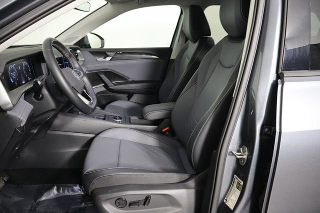 Used 2025 Volkswagen Tiguan SE AWD/4WD image 13