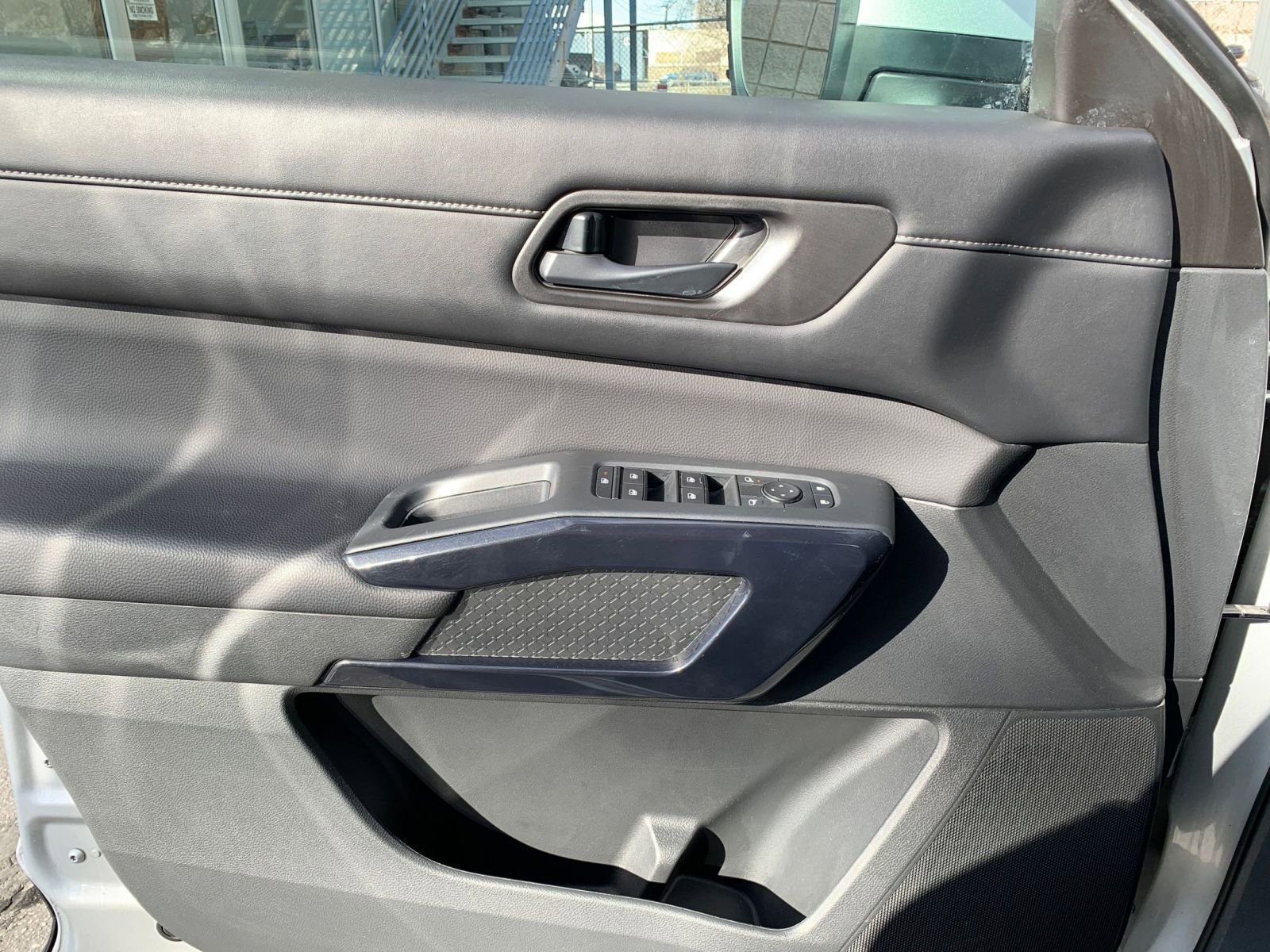 Used 2025 Nissan Pathfinder SV image 18