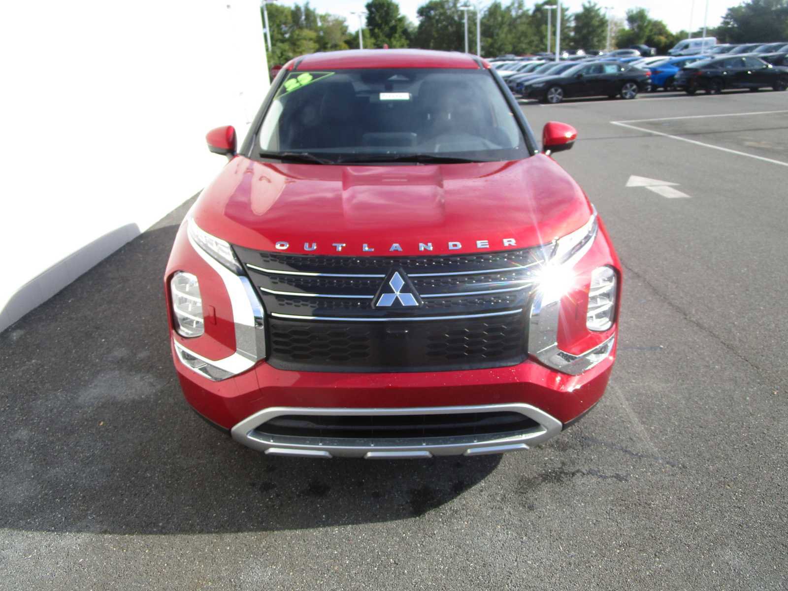 Used 2023 Mitsubishi Outlander SE image 2