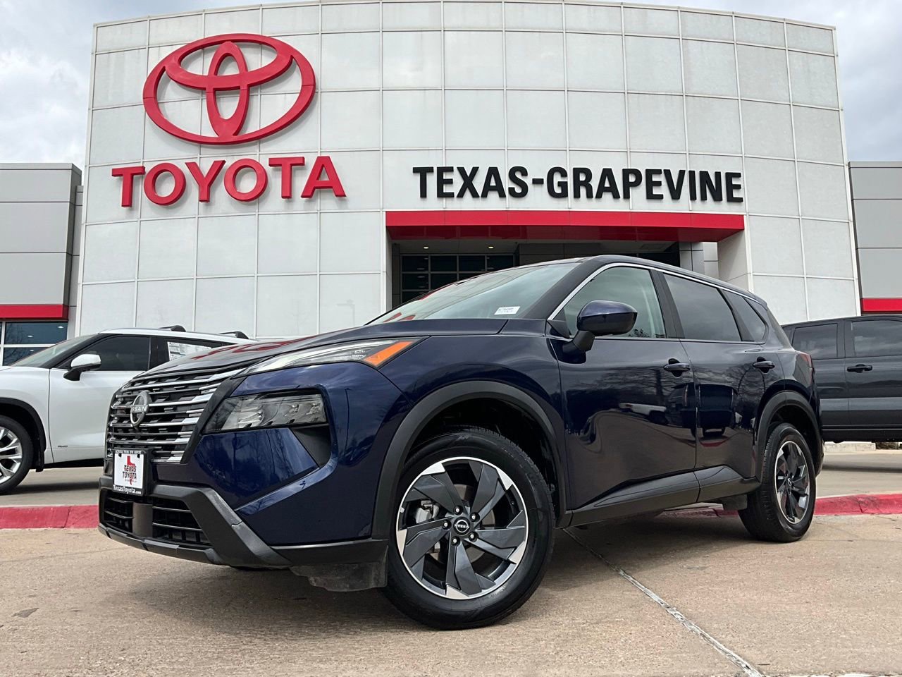 Used 2025 Nissan Rogue SV image 2