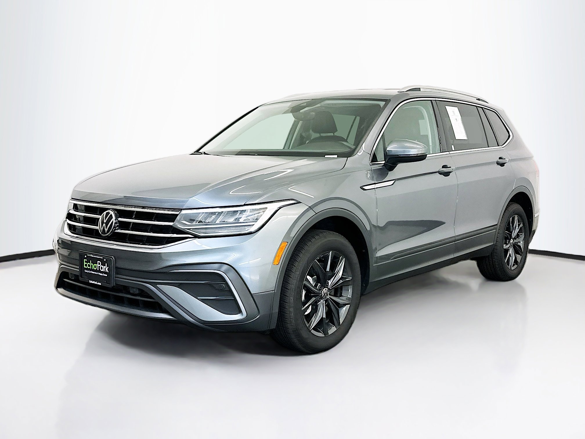 Used 2024 Volkswagen Tiguan SE w/ MDO Package, Two-Row image 3