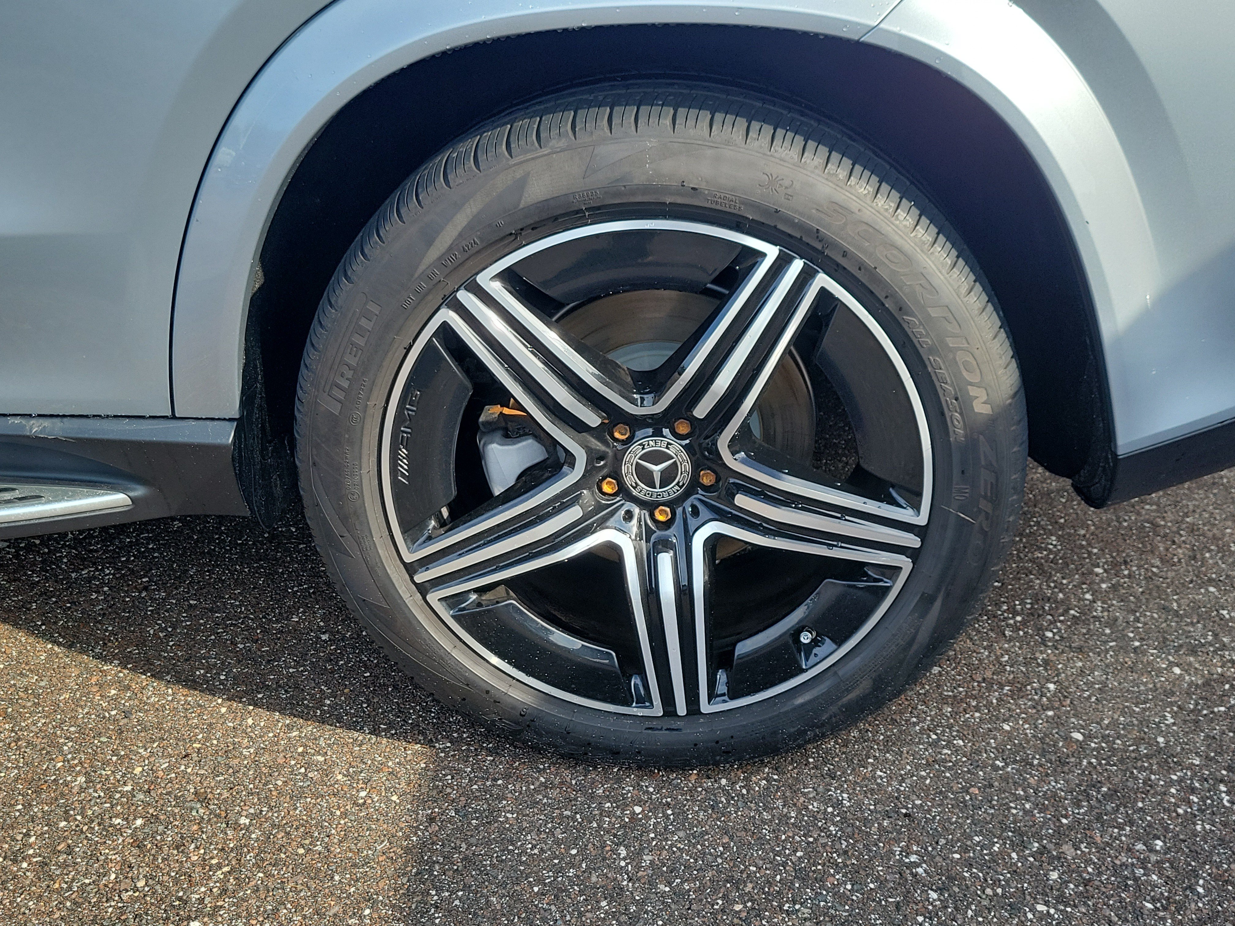 Used 2025 Mercedes-Benz GLE 450e 4MATIC image 5