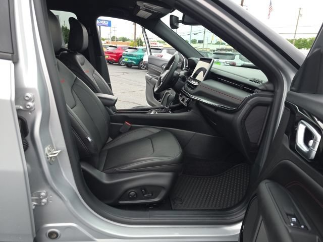 Used 2024 Jeep Compass Trailhawk w/ Trailhawk Elite Group AWD/4WD image 40