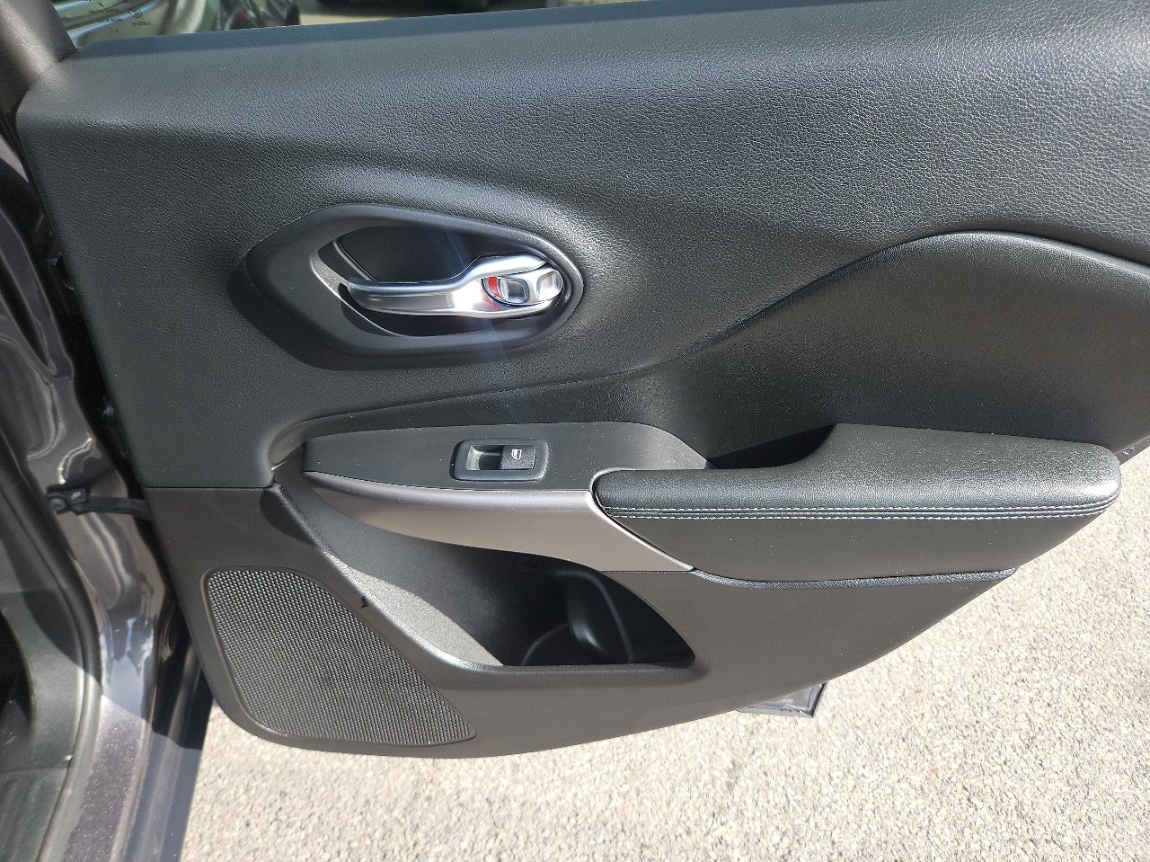 Used 2019 Jeep Cherokee Latitude Plus w/ Comfort/Convenience Group image 18