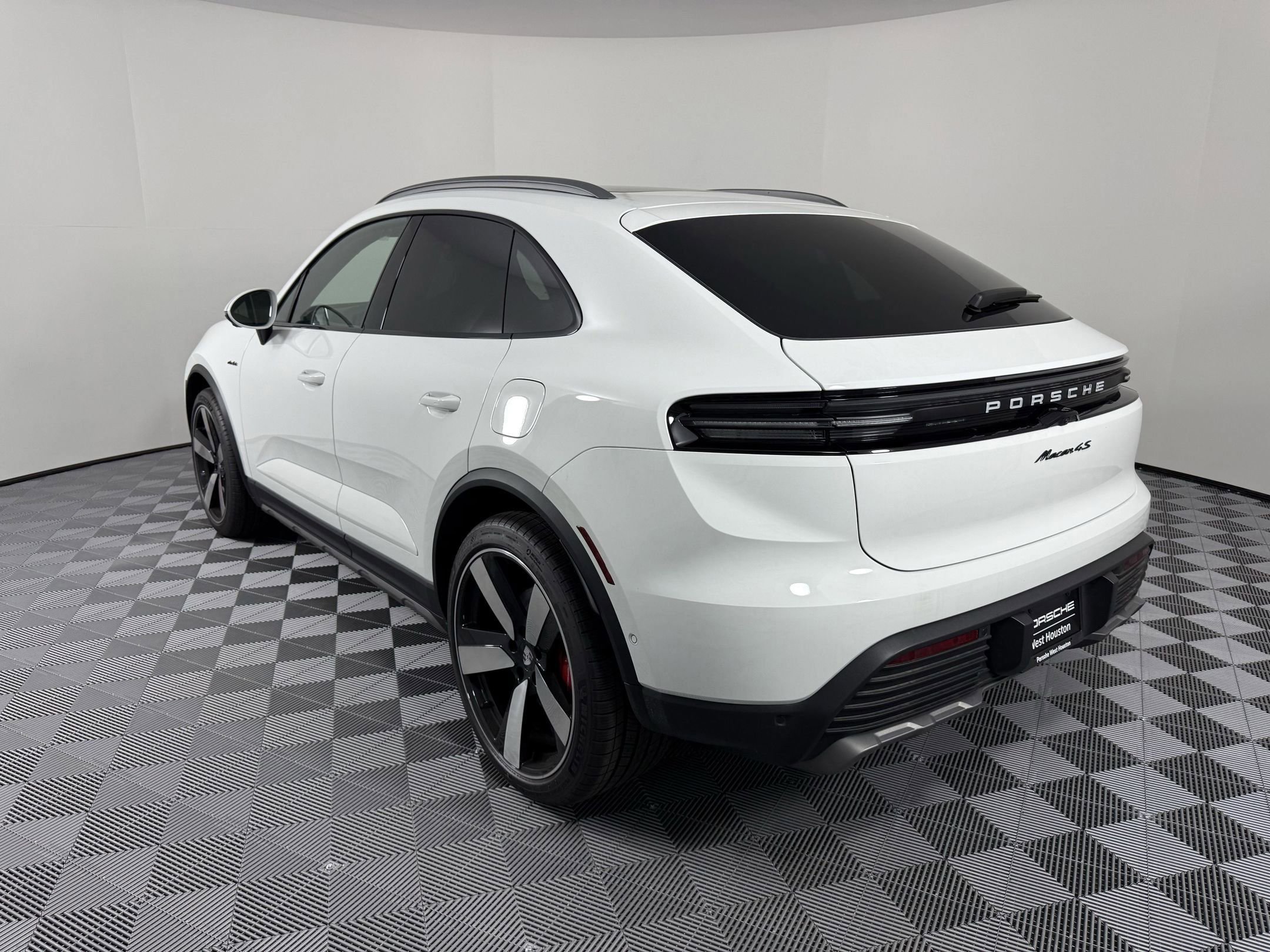 Certified 2025 Porsche Macan 4S Electric AWD/4WD image 3