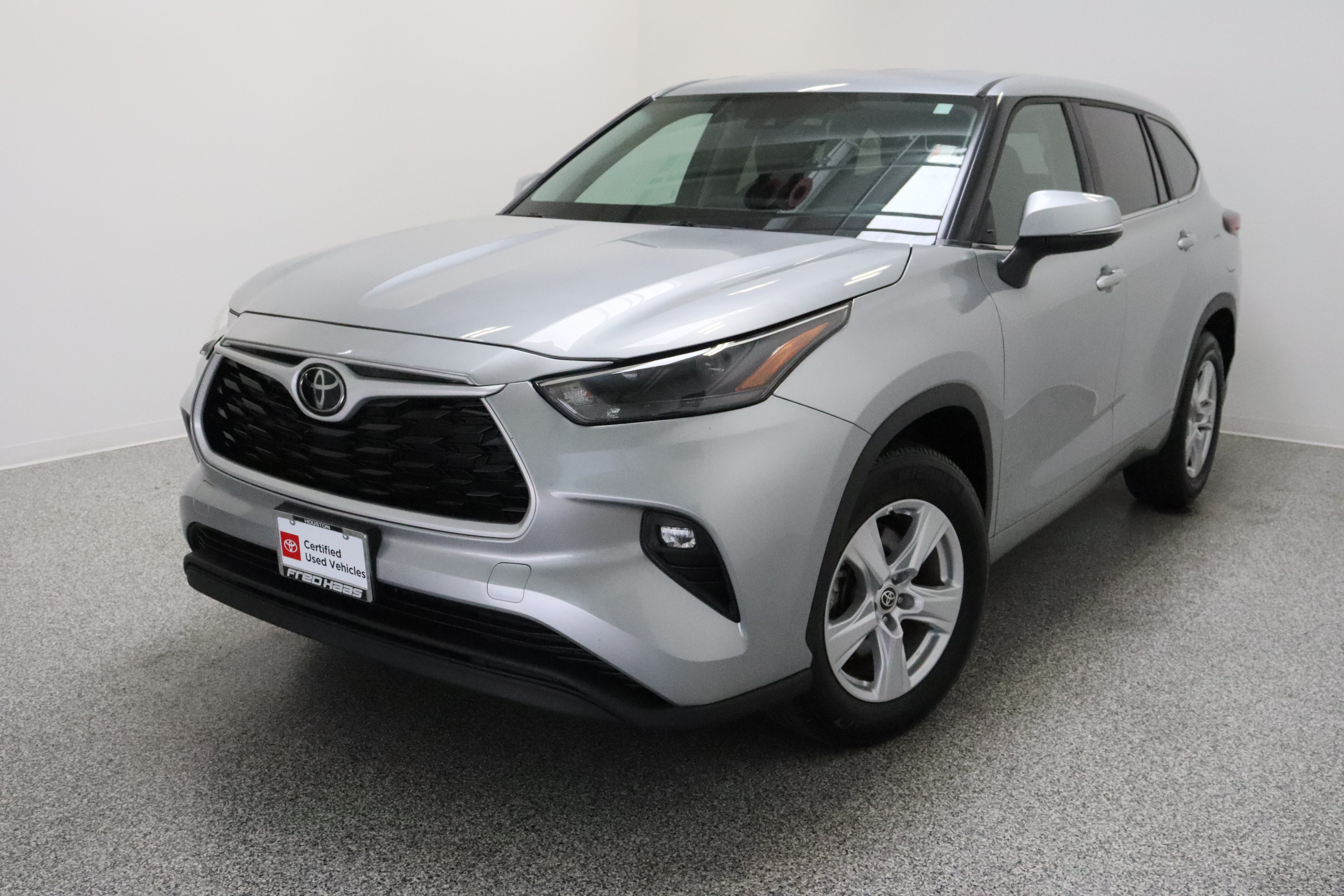 Certified 2025 Toyota Highlander LE FWD image 2