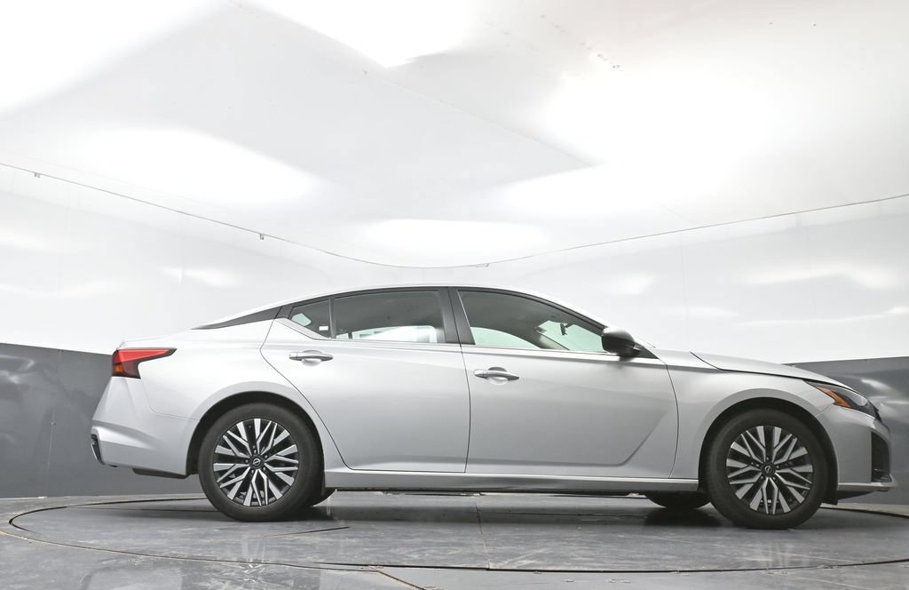 Used 2024 Nissan Altima 2.5 SV FWD image 48