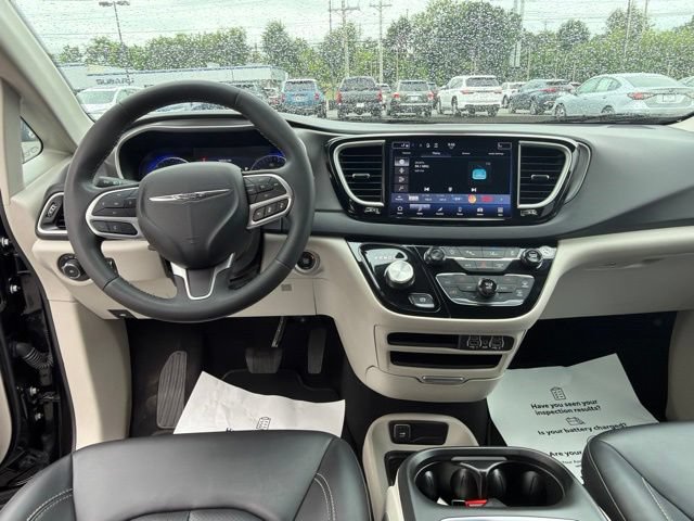 Used 2024 Chrysler Pacifica Touring-L FWD image 16