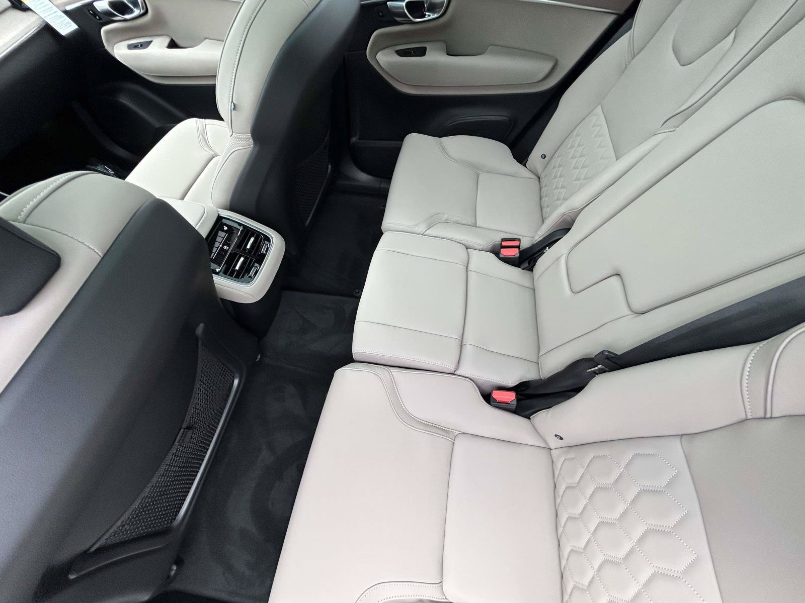 New 2026 Volvo XC90 B6 Plus w/ Protection Package Premier AWD/4WD image 12