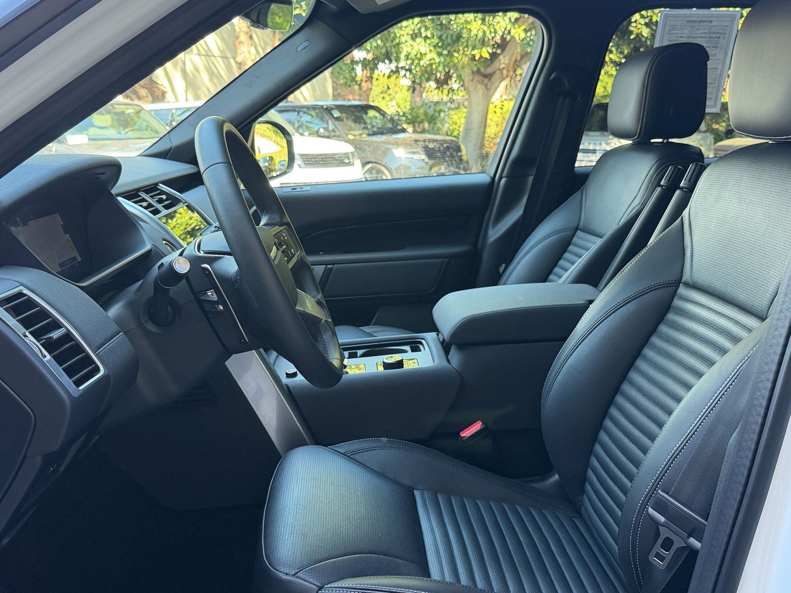 Certified 2025 Land Rover Discovery S AWD/4WD image 28