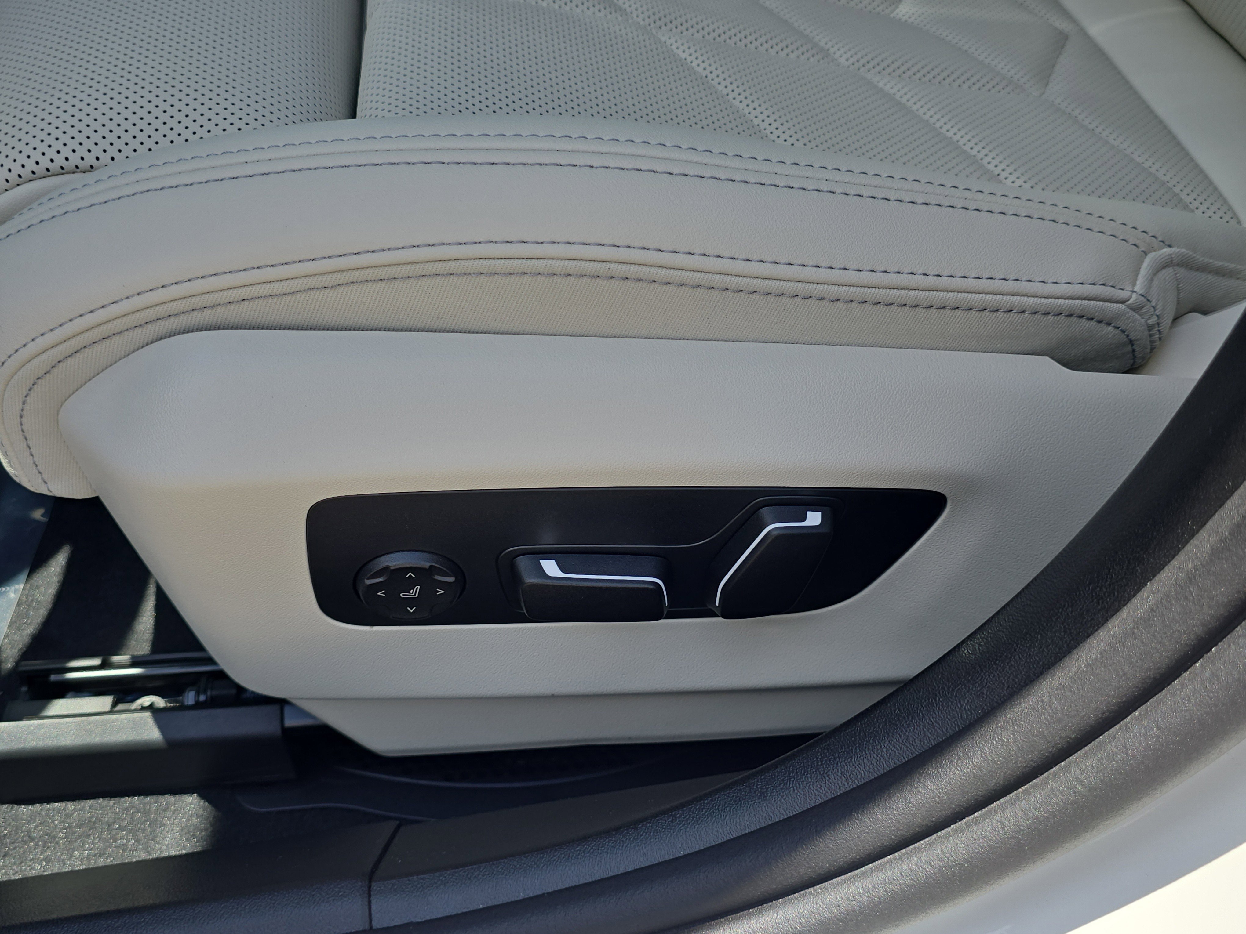 New 2026 BMW 530i xDrive w/ M Sport Package image 21