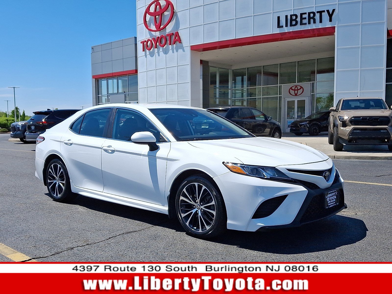 Used 2020 Toyota Camry SE FWD image 1