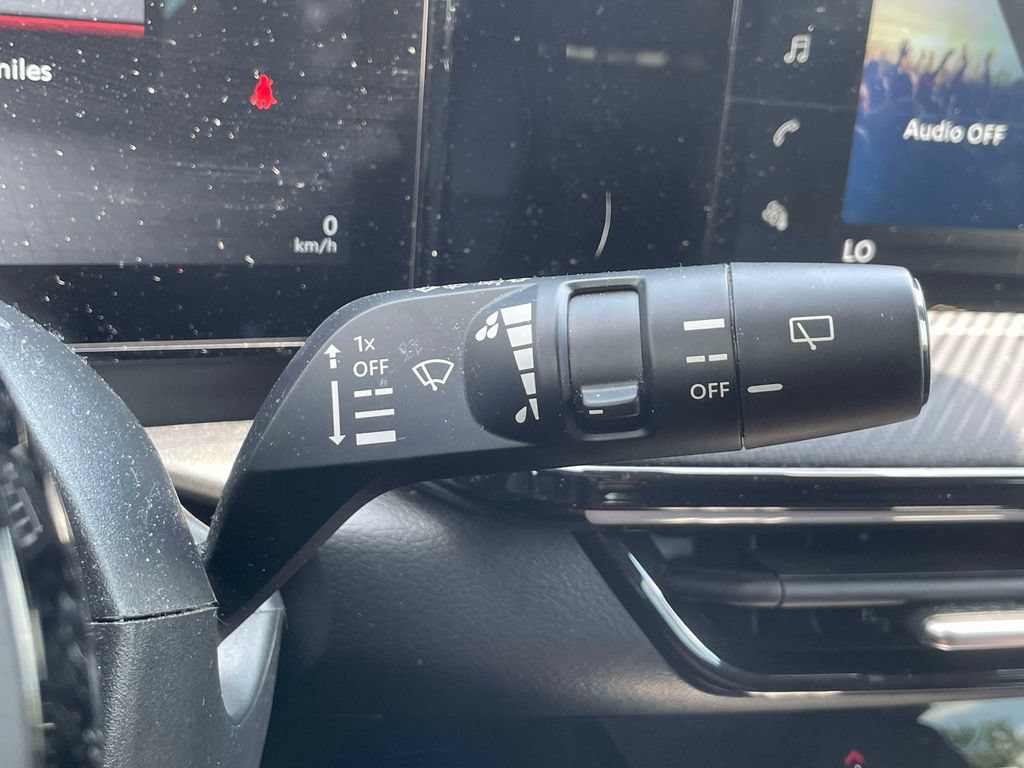 Used 2025 Nissan Kicks SR FWD image 23
