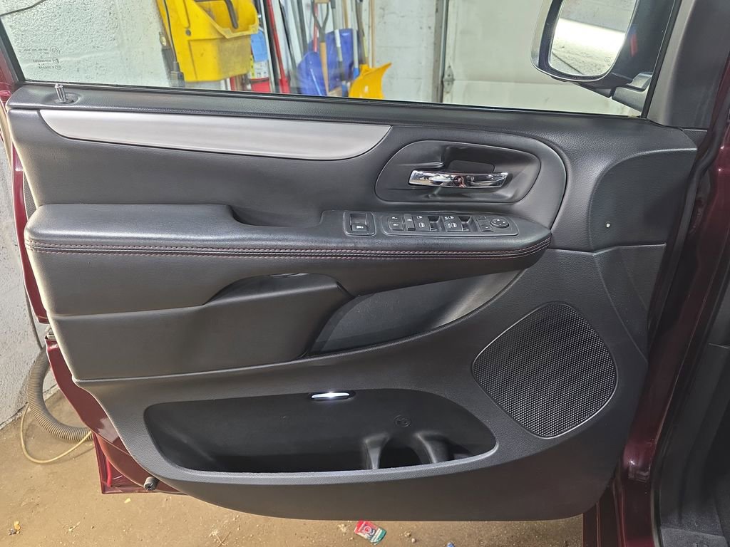 Used 2017 Dodge Grand Caravan GT image 27