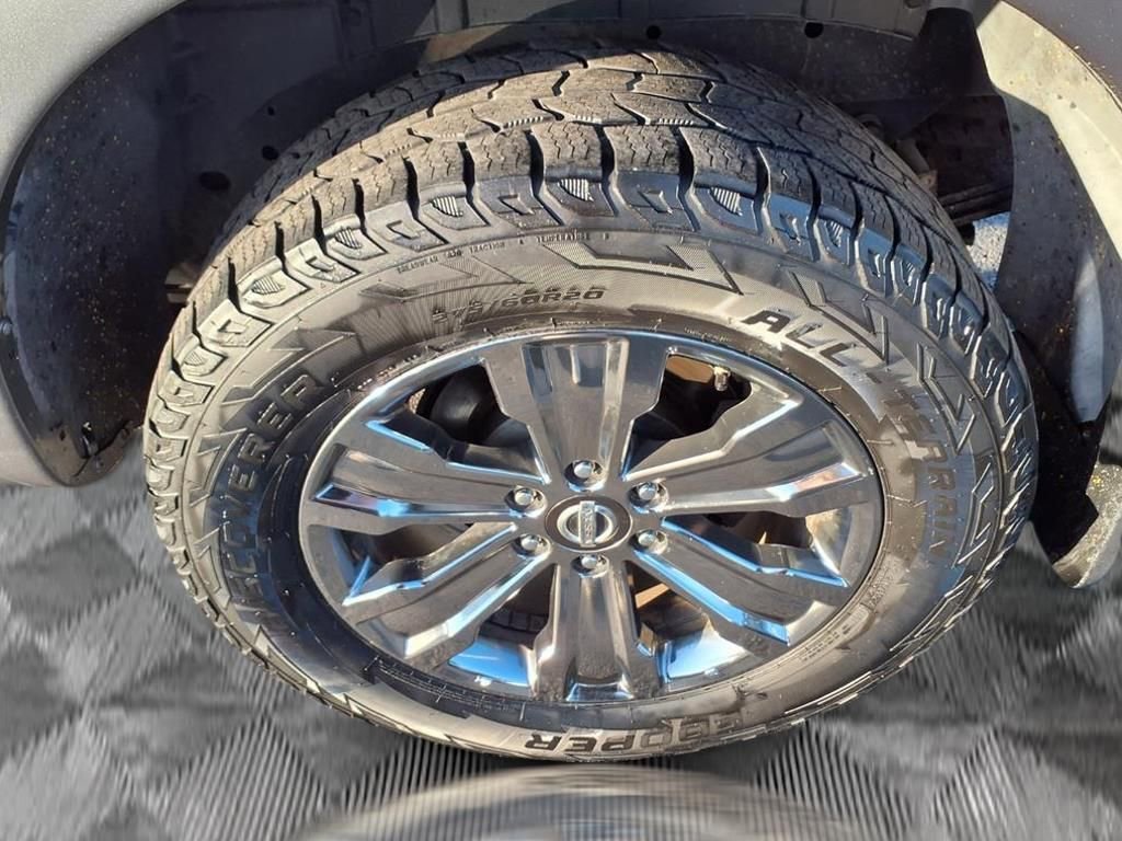 Used 2017 Nissan Titan SV image 18