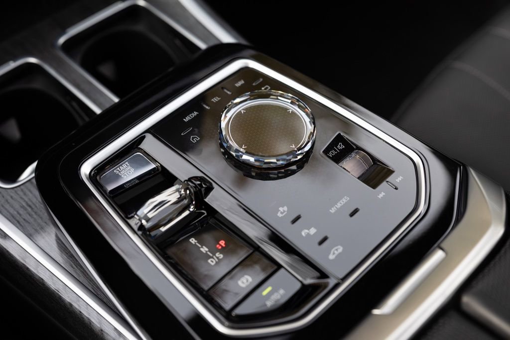 Used 2024 BMW 760i xDrive w/ Premium Package 2 image 31