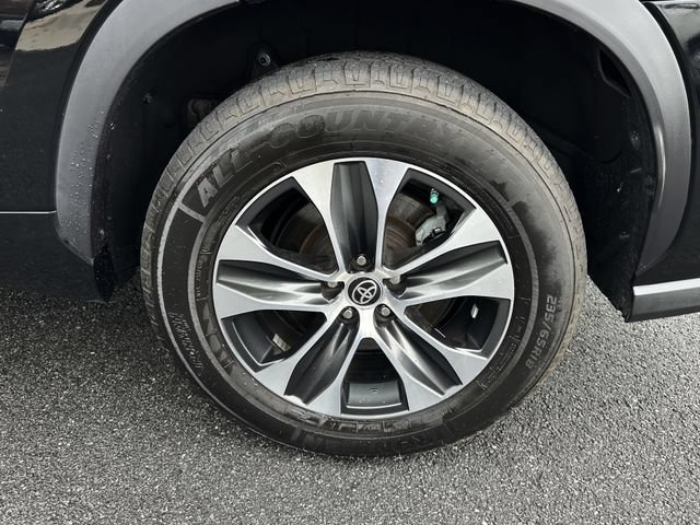 Used 2021 Toyota Highlander XLE FWD image 38
