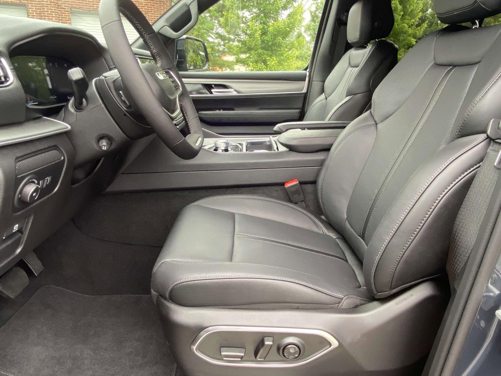 New 2025 Jeep Wagoneer L Series II w/ Convenience Group I image 15