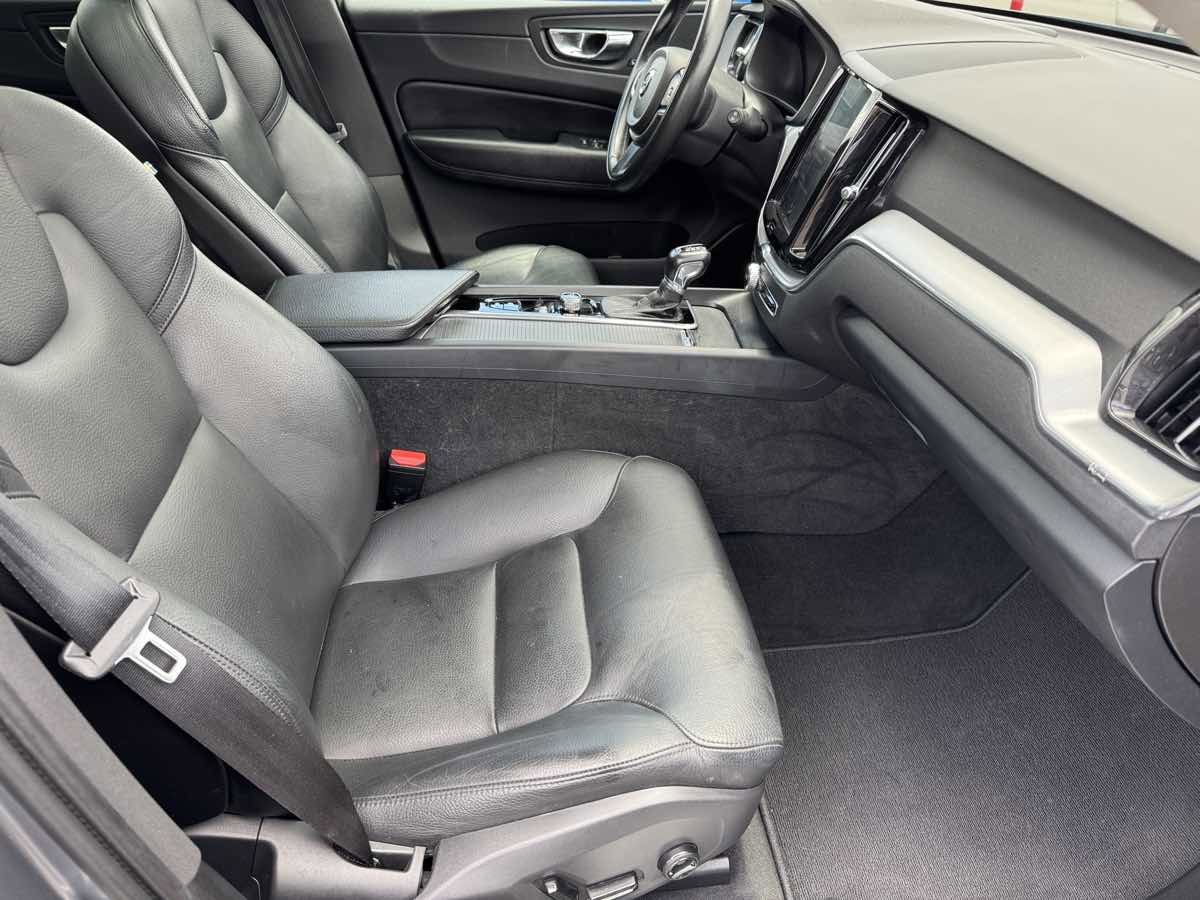 Used 2018 Volvo XC60 T6 Momentum w/ Convenience Package AWD/4WD image 17