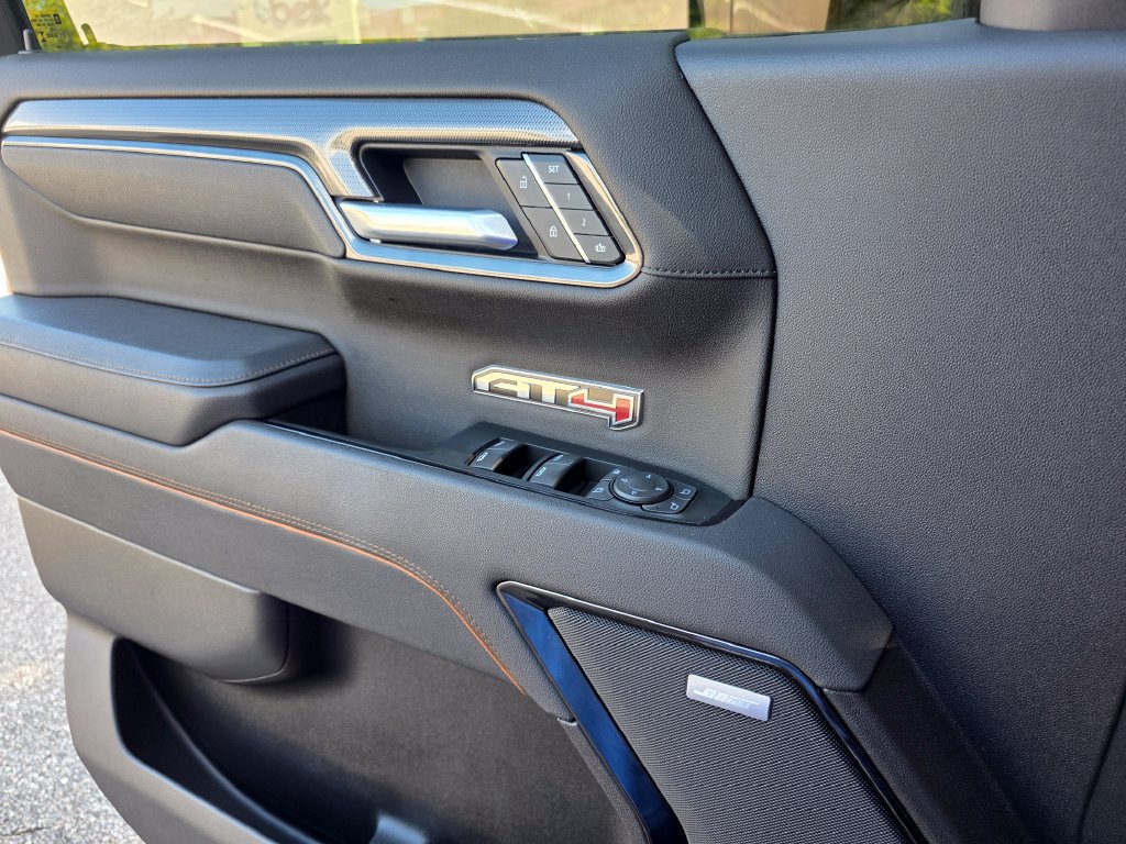 Used 2025 GMC Sierra 1500 AT4 w/ AT4 Premium Package AWD/4WD image 15