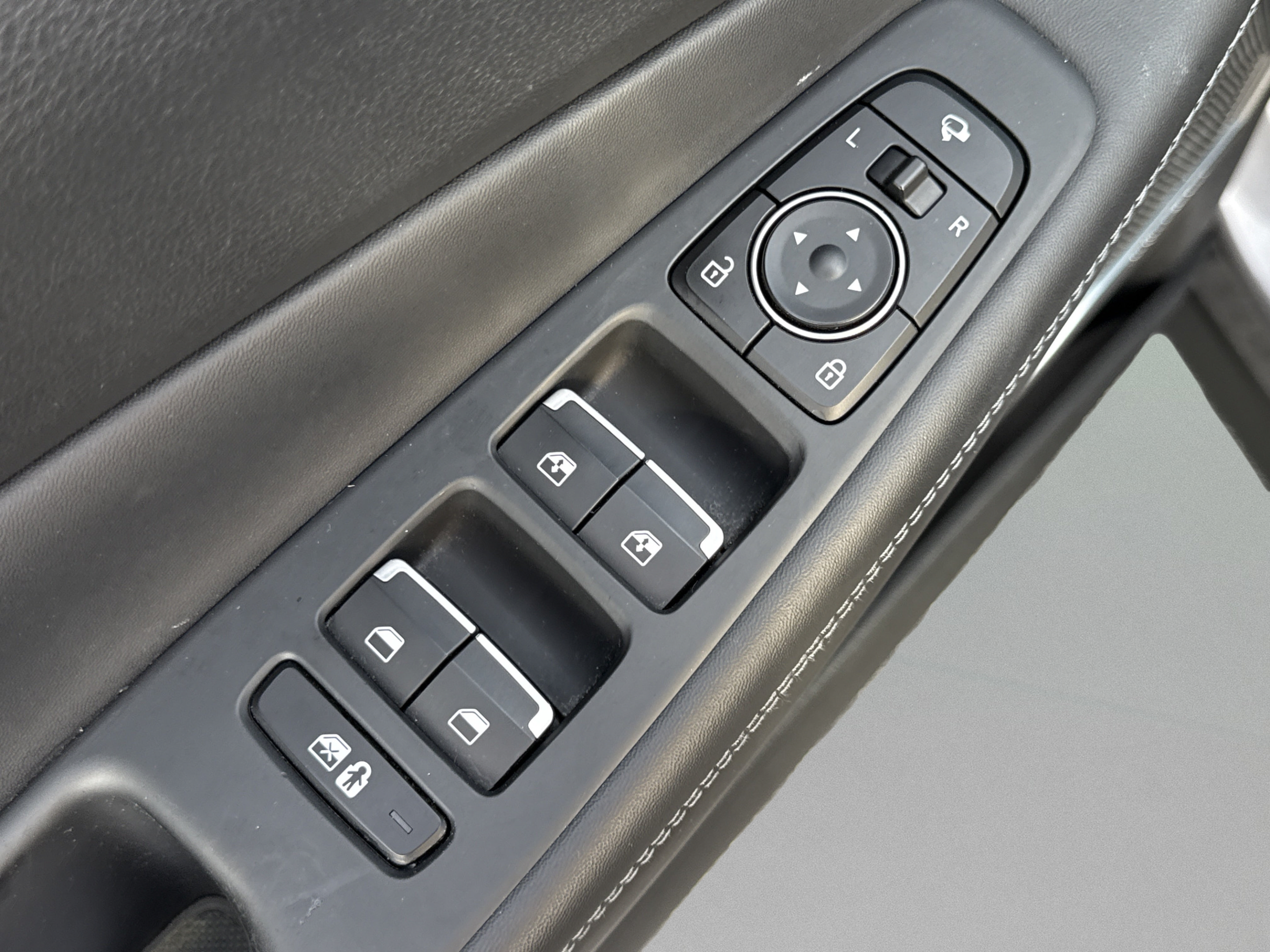 Used 2022 Hyundai Santa Fe Limited AWD/4WD image 24