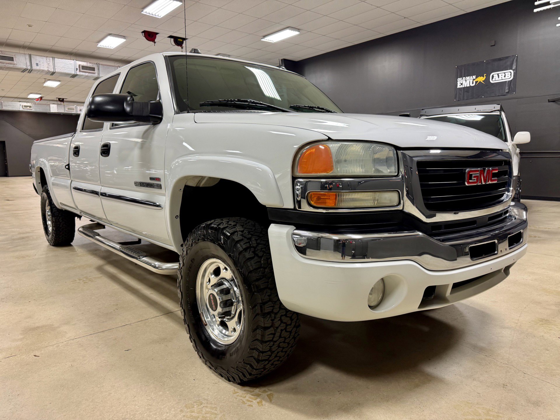 Used 2004 GMC Sierra 2500 SLT w/ Heavy-Duty Power Package AWD/4WD image 4
